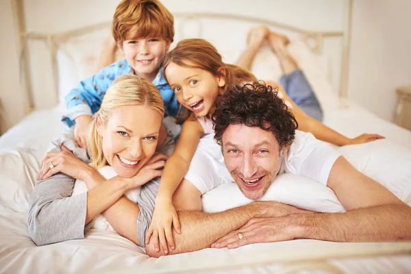 Família é a luz e o amor da vida. Retrato de uma família feliz se divertindo juntos de manhã em casa. — Fotografia de Stock