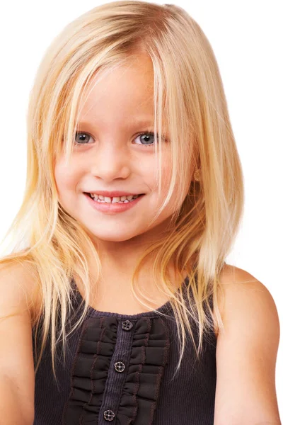 Gülüşü çok tatlı. Beyaz bir arka planda gülümseyen güzel küçük bir kızın portresi.. — Stok fotoğraf