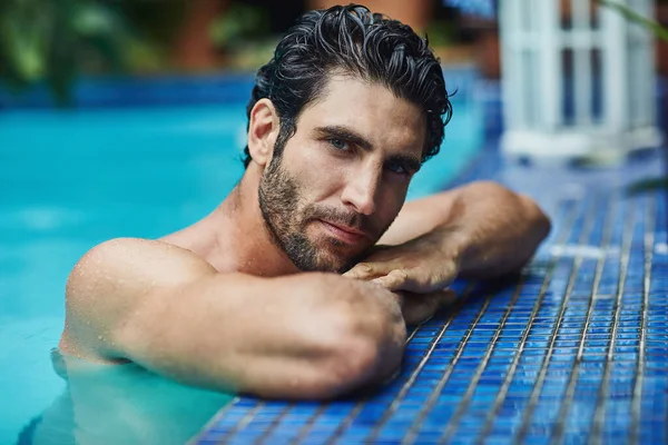 Refroidissement de la meilleure façon. Plan recadré d'un beau jeune homme dans la piscine à la maison. — Photo
