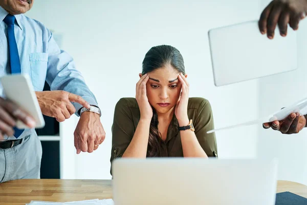 Ez megőrjít. Lelőttek egy stresszes üzletasszonyt, körülvéve kollégákkal, akiknek segítségre van szükségük egy irodában.. — Stock Fotó