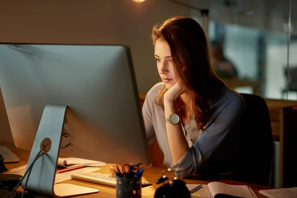 Der Termin steht an erster Stelle. Aufnahme einer attraktiven jungen Geschäftsfrau, die spät im Büro arbeitet. — Stockfoto