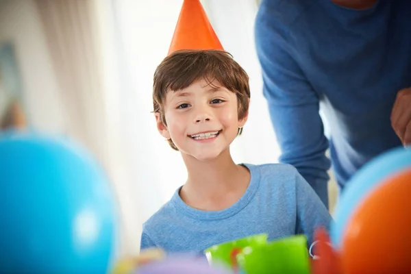 Feliz cumpleaños a mí. Retrato de un niño feliz disfrutando de una fiesta de cumpleaños en casa. —  Fotos de Stock