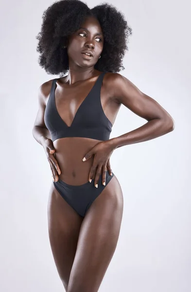 Celebro mi feminidad. Fotografía de una joven posando en ropa interior sobre un fondo de estudio. —  Fotos de Stock