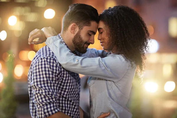 Dos corazones en la ciudad. Fotografía de una pareja joven y cariñosa en una cita en la ciudad. —  Fotos de Stock