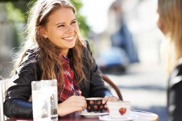 Rendez-vous café avec un ami. Deux jeunes copines se rencontrent dans un restaurant pour un café. — Photo