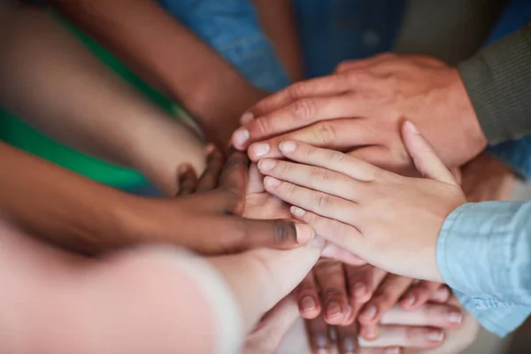 Il lavoro di squadra ce la fara '. Colpo di angolo alto di studenti universitari mani in un huddle. — Foto Stock