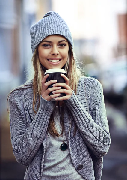 街でコーヒーを飲んでる。街中でコーヒーを飲みながら美しい若い女性の肖像画. — ストック写真