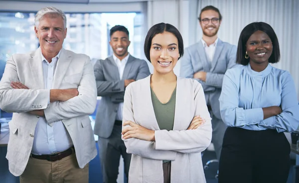 Por trás de cada grande empresa está um líder forte e sua equipe. Tiro de um grupo de empresários de pé juntos. — Fotografia de Stock