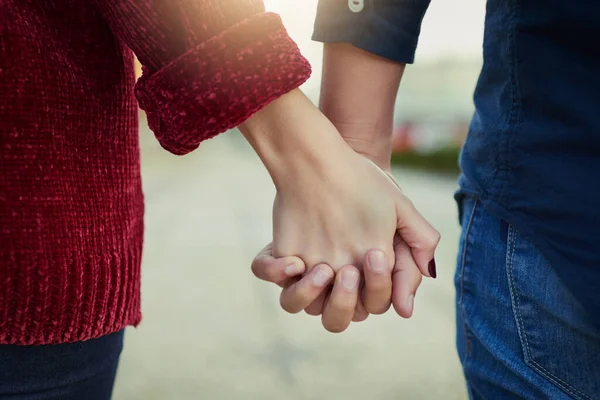 Il vero amore significa non mollare mai. Colpo ritagliato di una coppia che si tiene per mano all'aperto. — Foto Stock