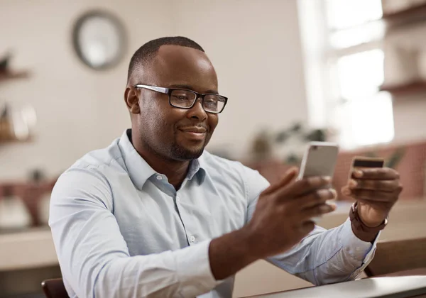 Není lehčí způsob, jak se dostat do banky. Vystřižený snímek pohledného mladého podnikatele, který posílá textovou zprávu, když pracuje doma. — Stock fotografie