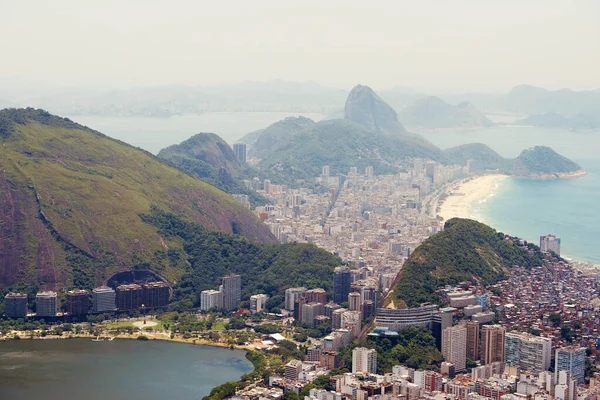 Besuchen Sie Rio. Blick auf die Stadt Rio de Janeiro, Brasilien. — Stockfoto