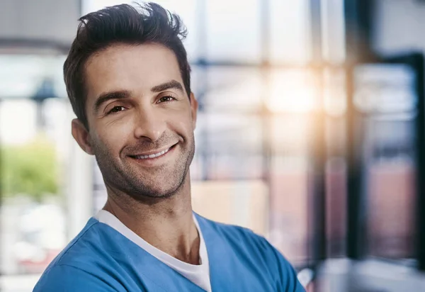 Az a dolgom, hogy javítsak az egészségén. Egy fiatal, jóképű férfi orvos portréja, aki kórházban dolgozik.. — Stock Fotó