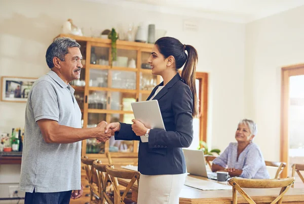 Parliamo di creare un pensionamento sicuro per te. Girato di una coppia matura incontro con il loro consulente finanziario a casa. — Foto Stock