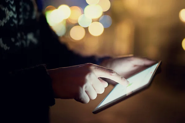 Ligado na cidade. Tiro de um jovem irreconhecível olhando para fotografias em seu tablet durante as férias. — Fotografia de Stock