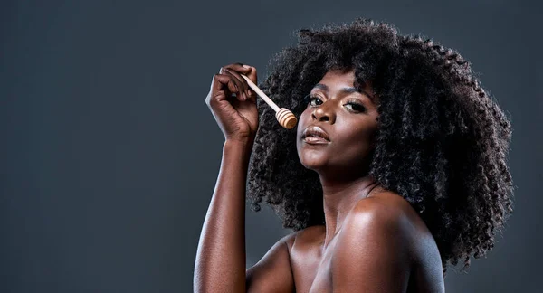 Cariño, eres preciosa. Foto de una hermosa joven sosteniendo un cazo de miel contra su cara. — Foto de Stock