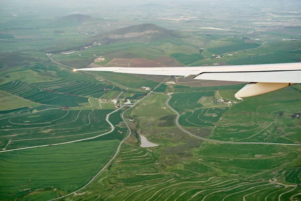 Hoog boven de grond. Hoge hoekopname van het uitzicht vanuit een vliegtuigraam. — Stockfoto