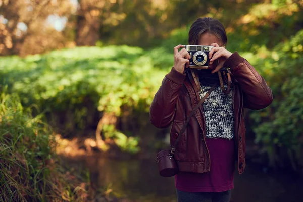 Die Welt durch eine andere Linse betrachten. Aufnahme eines jungen Mädchens beim Fotografieren mit einer Vintage-Kamera im Freien. — Stockfoto