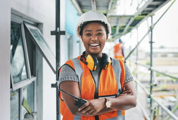U zult willen investeren in deze nieuwe ontwikkeling. Portret van een jonge vrouw die op een bouwplaats werkt. — Stockfoto