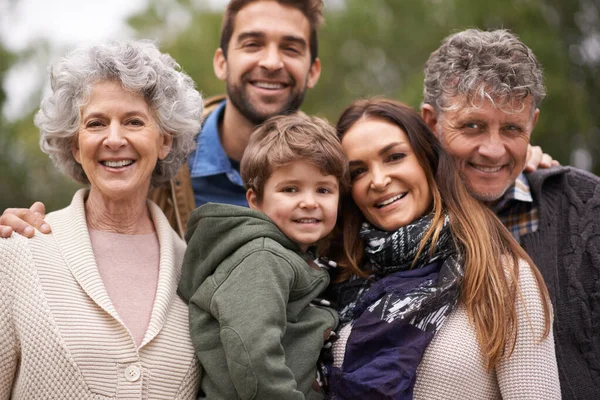 Jedna velká šťastná rodina. Portrét šťastné vícegenerační rodiny stojící venku. — Stock fotografie