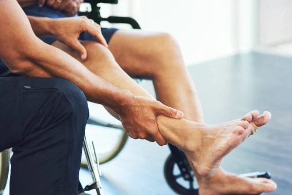 Herstel begint altijd met een beoordeling. Gehakt schot van een onherkenbare mannelijke fysiotherapeut die een oudere patiënt helpt bij het herstel. — Stockfoto