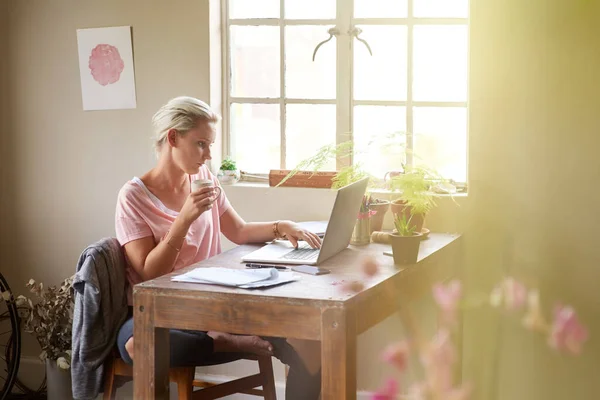 Er ist ein leidenschaftlicher und getriebener Freiberufler. Aufnahme einer Designerin, die zu Hause an ihrem Laptop arbeitet. — Stockfoto