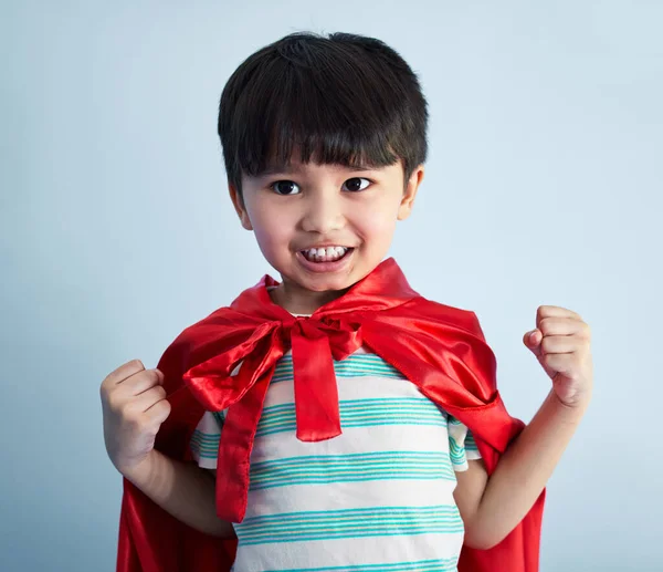 Die Freisetzung seiner Superheldenkräfte. Aufnahme eines entzückenden kleinen Jungen, der vorgibt, ein Superheld zu sein, während er zu Hause spielt. — Stockfoto