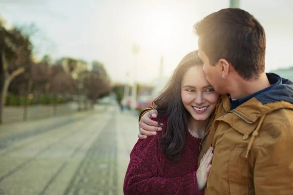 Sätt kärleken först. Skjutna av ett lyckligt ungt par som omfamnar varandra utomhus. — Stockfoto