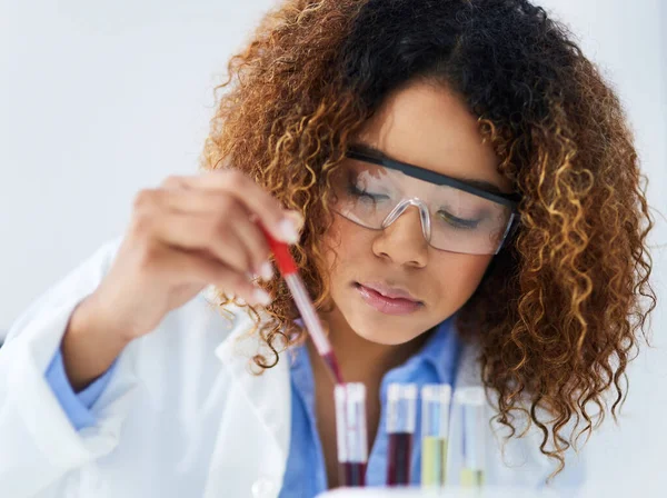 Sprawdzamy każdy z osobna. Zdjęcie młodej kobiety naukowca rozdzielającej próbki w laboratorium.. — Zdjęcie stockowe