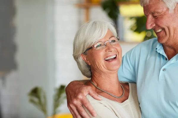 Hes a barrel of laughs. Cropped shot of an affectionate senior couple in their local coffee shop. — Stock Photo, Image