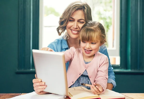 Čas na povídání se právě vylepšil. Snímek veselé mladé matky a její malé dcerky, jak si doma hrají na digitálním tabletu. — Stock fotografie