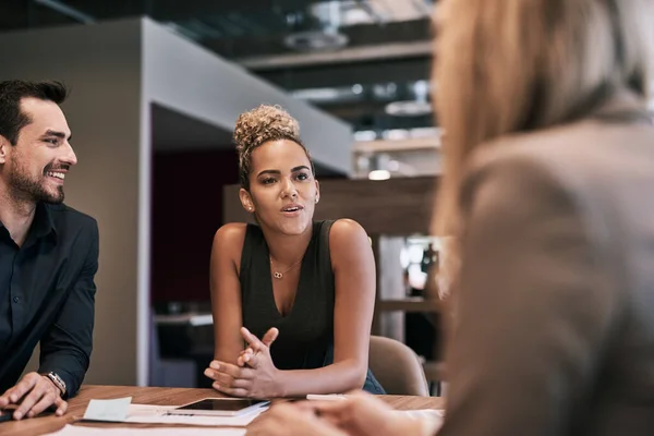 Zij is de teammanager die weet hoe hij moet leiden. Opname van een groep zakenmensen die in een kantoor vergaderen. — Stockfoto