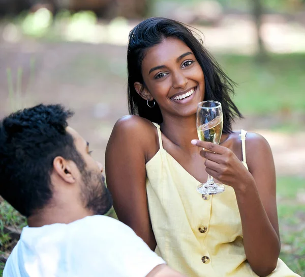 Hace feliz mi corazón. Un trago de una joven bebiendo champán mientras estaba en una cita en el parque. —  Fotos de Stock