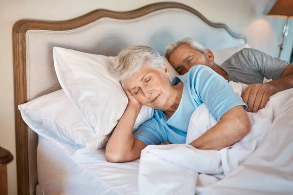 오래 된 습관은 결코 사라지지 않는다. 다정 한 연장자 부부가 요양원에서 침대에서 잠을 자고 있는 동안 서로 껴안고 있는 총성이 들렸다. — 스톡 사진