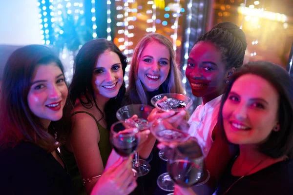 让女孩们在一起共度难忘的一晚一群年轻女子在派对上喝鸡尾酒的画像. — 图库照片
