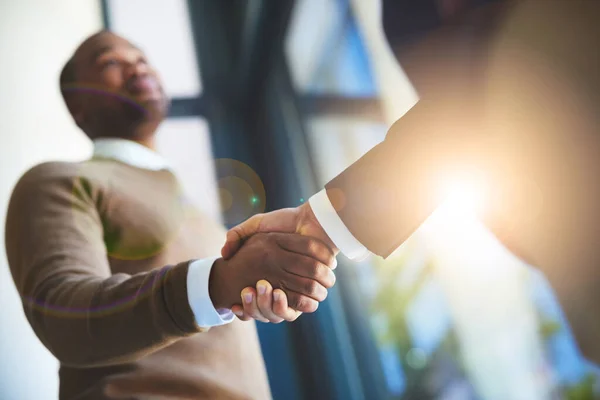 Große Dinge können nur gemeinsam erreicht werden. Nahaufnahme von zwei Geschäftsleuten beim Händeschütteln in einem Büro. — Stockfoto