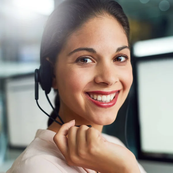 Gotowy zapewnić Państwu najbardziej efektywną obsługę klienta. Portret młodego agenta call center pracującego w biurze. — Zdjęcie stockowe