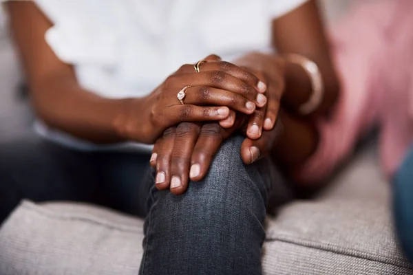 Eres todo lo que necesitaré. Recortado disparo de una pareja irreconocible cogidos de la mano mientras se sientan juntos. — Foto de Stock