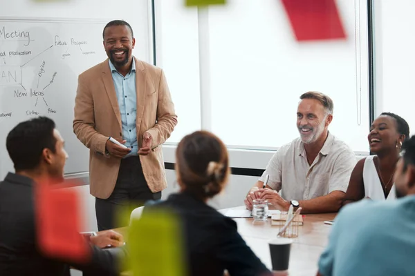 Seine bisher beste Präsentation. Schnappschuss eines gut aussehenden, reifen Geschäftsmannes bei einer Präsentation im Sitzungssaal. — Stockfoto