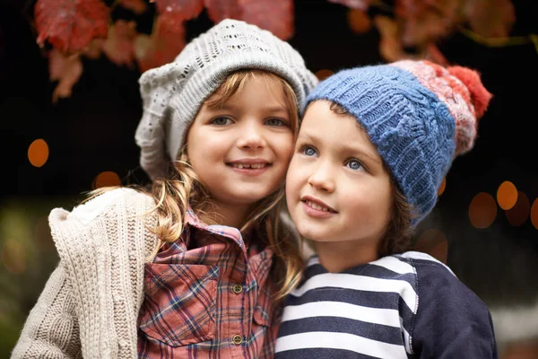 Ce n'est pas seulement mon frère, c'est mon meilleur ami. Portrait d'un frère et d'une sœur mignons debout à l'extérieur un jour d'automne. — Photo