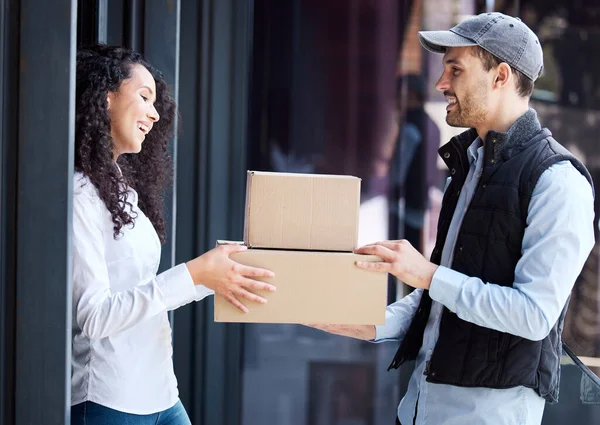 I got this to you as quick as I could. Shot of a man making a delivery to a customer. — Stock Photo, Image