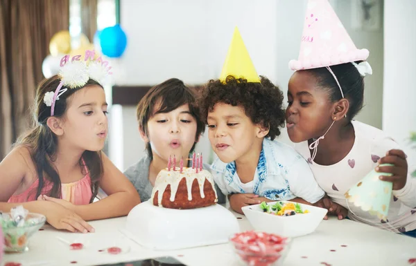 Adoramos ir a festas. Tiro de quatro crianças adoráveis comemorando juntos em uma festa de aniversário. — Fotografia de Stock
