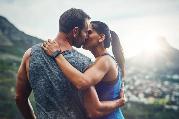 Les baisers inattendus sont les meilleurs. Tournage d'un jeune couple séduisant s'entraînant pour un marathon en plein air. — Photo