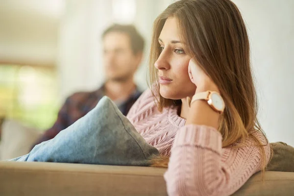 Jag kan inte tro att vi fortfarande bråkade om det här. Skjuten av ett olyckligt par sitter på soffan hemma efter ett slagsmål. — Stockfoto