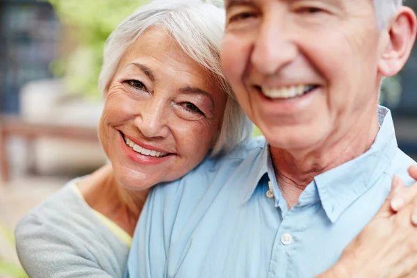 Todavía estoy irremediablemente enamorado de mi marido. Retrato de una feliz pareja de ancianos al aire libre. — Foto de Stock