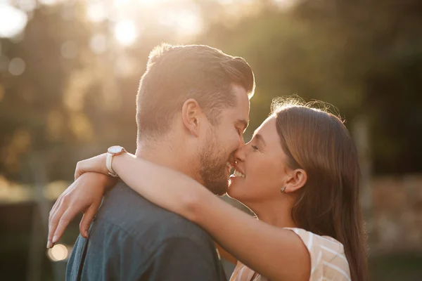 Ik hoop dat ons liefdesverhaal nooit eindigt. Opname van een aanhankelijk koppel dat de dag buiten doorbrengt. — Stockfoto