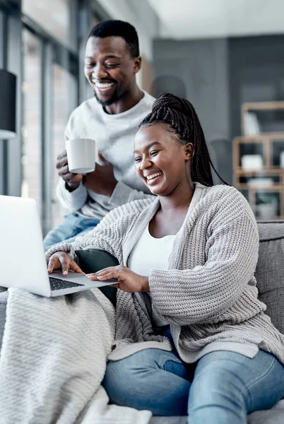 Was für ein Zuhause ohne gute Wifi-Verbindung. Aufnahme eines jungen Paares mit einem Laptop zusammen auf dem heimischen Sofa. — Stockfoto