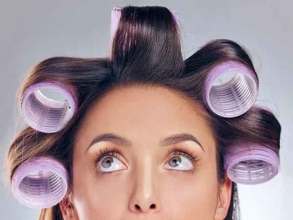 Por favor sean olas perfectas. Fotografía recortada de una joven atractiva parada sola en el estudio y posando con rodillos en el pelo. — Foto de Stock