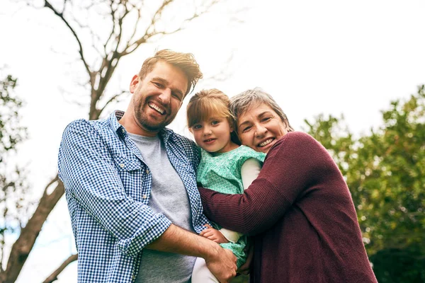 Abbracciare l'amore della famiglia. Colpo di famiglia multigenerazionale all'esterno. — Foto Stock