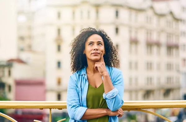 Dove devo andare dopo... Girato di una giovane donna attraente in giro per la città. — Foto Stock