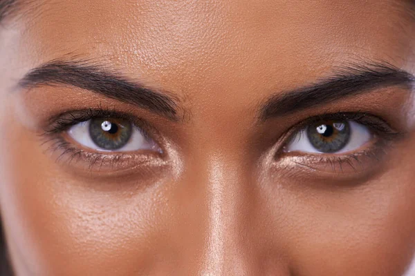 Olhando nos olhos da beleza. Retrato de close-up de uma bela jovem no estúdio. — Fotografia de Stock
